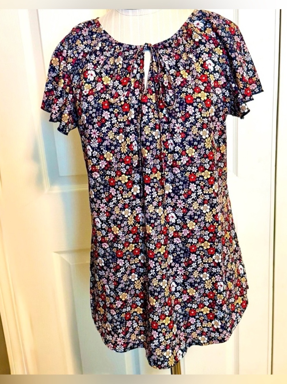 SimpleFun Floral Boho V-Neck Flutter Sleeve Peasant Top With Tie- Size Medium